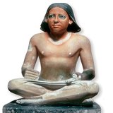 Standbeeld van een Egyptische schrijver