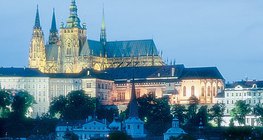 Une vue du château de Prague et du pont Charles