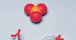 Kalotten- und Stäbchenmodell des Schwefeltrioxidmoleküls