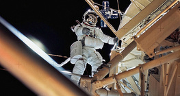 Promenade dans l'espace proche de la station spatiale Skylab