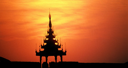 Bastion du Palais de Mandalay au coucher de soleil