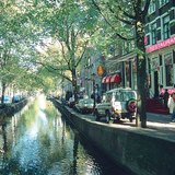 Amsterdam est une ville pleine de canaux