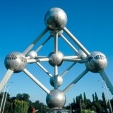 Atomium, ein Symbol für Brüssel, das ein Eisen-Kristalgitter darstellt