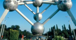 Atomium, ein Symbol für Brüssel, das ein Eisen-Kristalgitter darstellt