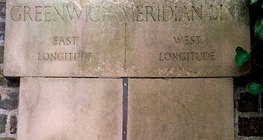 Un bandeau de métal signalant le méridien de Greenwich (longitude de 0 degrés)