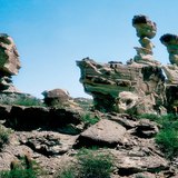 Tours de roche formées par l'érosion du vent dans le désert