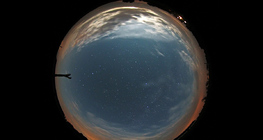 Vue du coucher de la lune via un objectif fisheye.