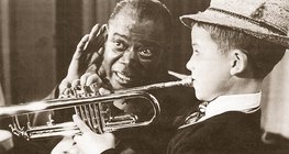 Louis Armstrong, le grand trompettiste jazz avec son élève