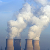 Cheminées d'usines crachant de la fumée