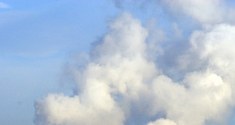 Cheminées d'usines crachant de la fumée