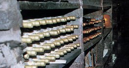 Bouteilles de vin dans une cave à vin