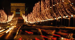 Circulation automobile à Paris près de l'Arc de Triomphe