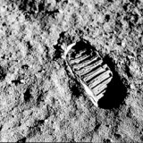 Een voetafdruk van een astronaut op de Maan