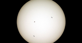Silhouettes de la Station Spatiale Internationale dans deux positions devant le Soleil