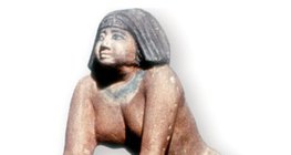 Statue d'une femme égyptienne qui pétrit de la pâte