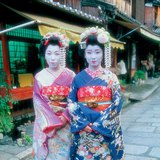 Japanse vrouwen die een kimono dragen