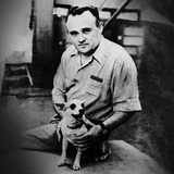 Sergej Koroljov, de oprichter van het Sovjet ruimtevaartprogramma, met een hond die teruggekeerd is van een experimentele raketvlucht (1954)