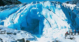 Courant glacial qui sort de l'entrée d'une grotte glacière