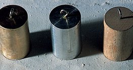 Kupfer, Aluminium und Holz haben unterschiedliche Dichte