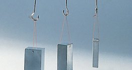 Das Gewicht und das Volumen von Gegenständen, deren Material identisch ist, sind zueinander direkt proportional