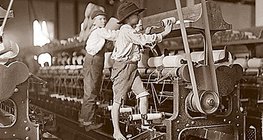 Enfants au travail dans une usine textile