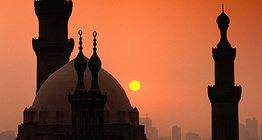 Coucher de soleil sur une mosquée du Caire