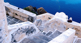 Escaliers sur l'île de Santorin