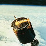 Um die Erde kreisender Satellit