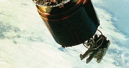 Um die Erde kreisender Satellit