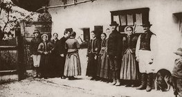 Béla Bartok en train de collecter dans chansons traditionnelles en Transylvanie à l'aide de son phonographe
