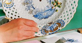 Peinture d'une assiette en porcelaine de Herend, Hongrie