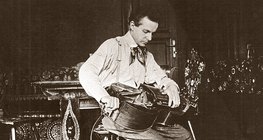 Béla Bartok jouant de la viole