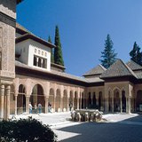 Meesterwerk van de Moorse architectuur: het Leeuwenhof in de Alhambra, Granada, Spanje