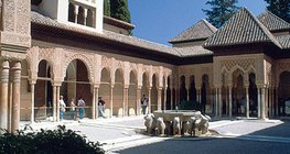 Meisterwerk maurischer Architektur: Gericht der Löwen in Alhambra, Granada, Spanien