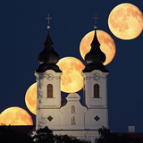 Meervoudige belichting van de opkomende volle maan