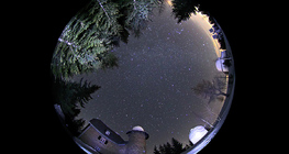 Constellations d’hiver au-dessus de l’observatoire de Kanzelhöhe en Autriche
