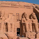De ingang van de rotstempel van Ramses II (Abu Simbel, Egypte, c. 1300 v.Chr.)
