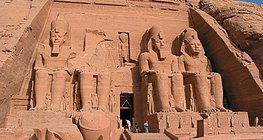 Entrée du temple dans la roche de Ramsès II (Abu Simbel, Egypte, vers 1300 avant J.C.)