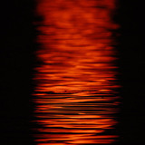 Coucher de soleil reflété sur l'eau