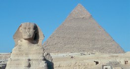 Sphinx (Egypte, 2500 avant J.C.) avec la Pyramide de Khéphren en arrière plan