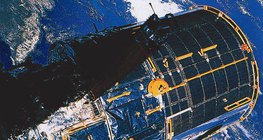 Das Hubble - Weltraumteleskop mit der Erde