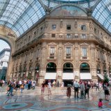 Rue piétonne couverte dans le centre de Milan