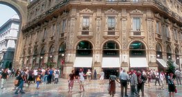 Rue piétonne couverte dans le centre de Milan