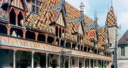 Mit bunten Dachziegeln verziertes Dach (Gotik)