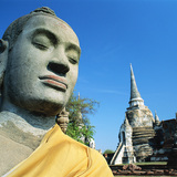 Boeddhabeeld met een tempel in de achtergrond