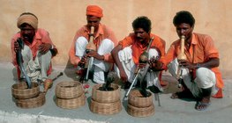 Charmeurs de serpents dans une ville, Inde