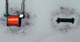 Magnetfeld einer stromdurchflossenen Spule und ein Stabmagnet