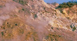 Gaz sulfureux du cratère de Solfatara.