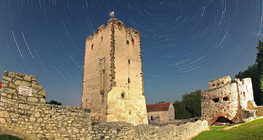 Traînées d'étoiles sur un château
