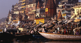Der Fluss Ganges in Varanasi